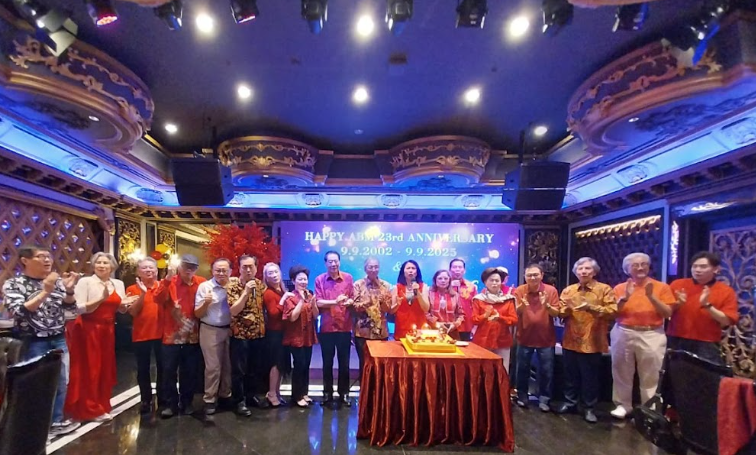 理事及会员们同唱生日歌