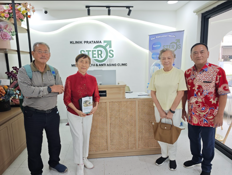  吴春生（左起）、马詠南、 黄春华、林康泰在诊所前合影